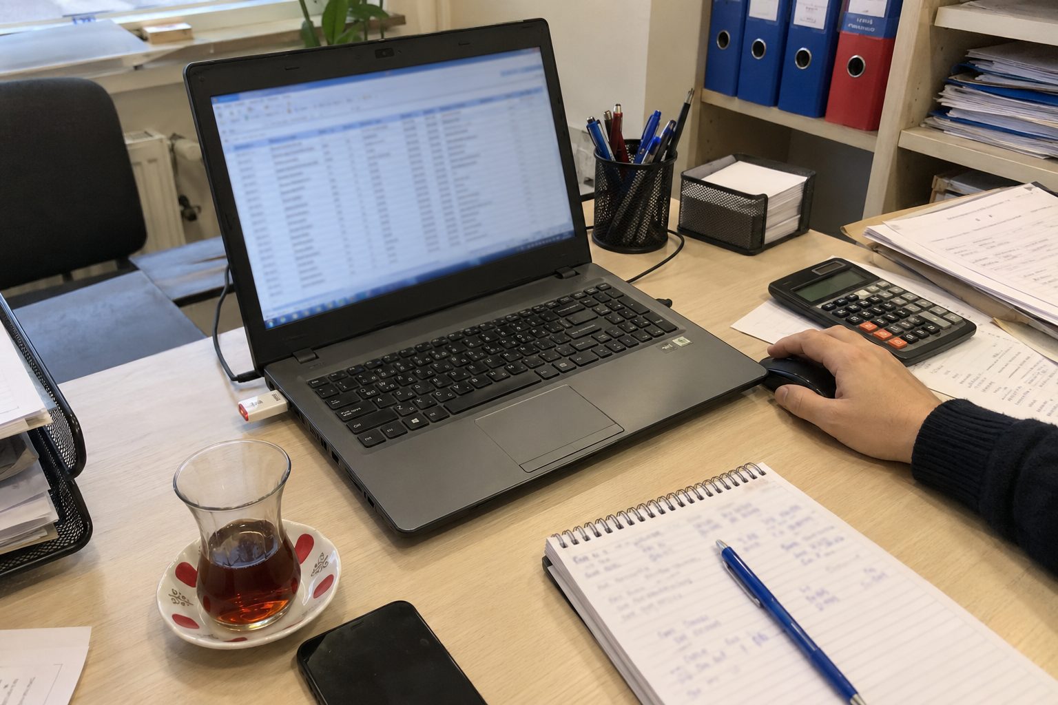 Temsili sahne: ofis masasında bilgisayar ve belge kontrolü